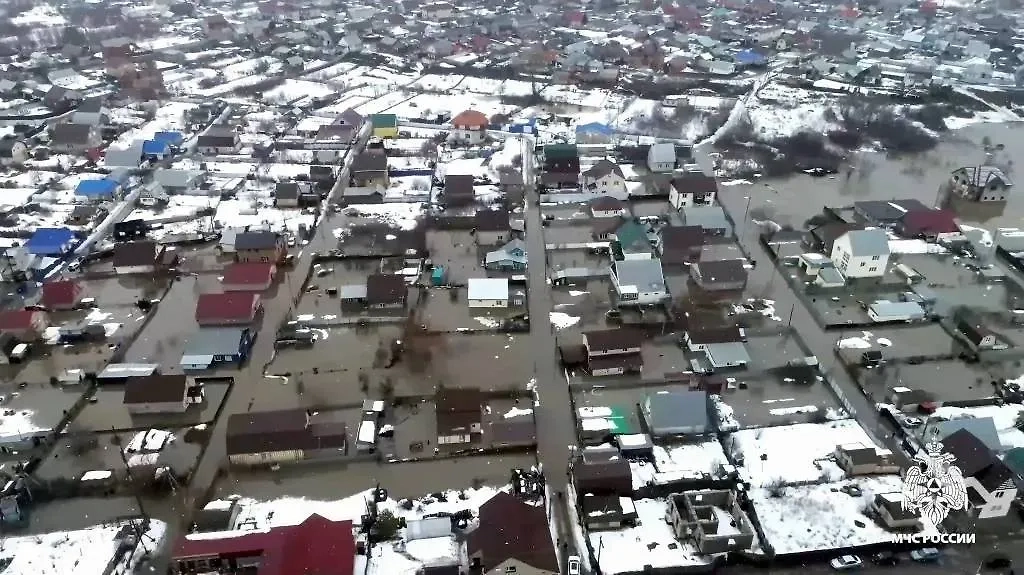 Подтопленные дома в Оренбурге. Обложка © ТАСС / МЧС России
