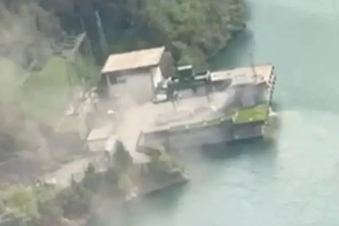 На севере Италии, в области Эмилия-Романья, произошёл взрыв на дамбе водохранилища Сувиана. Обложка © X / @vigilidelfuoco