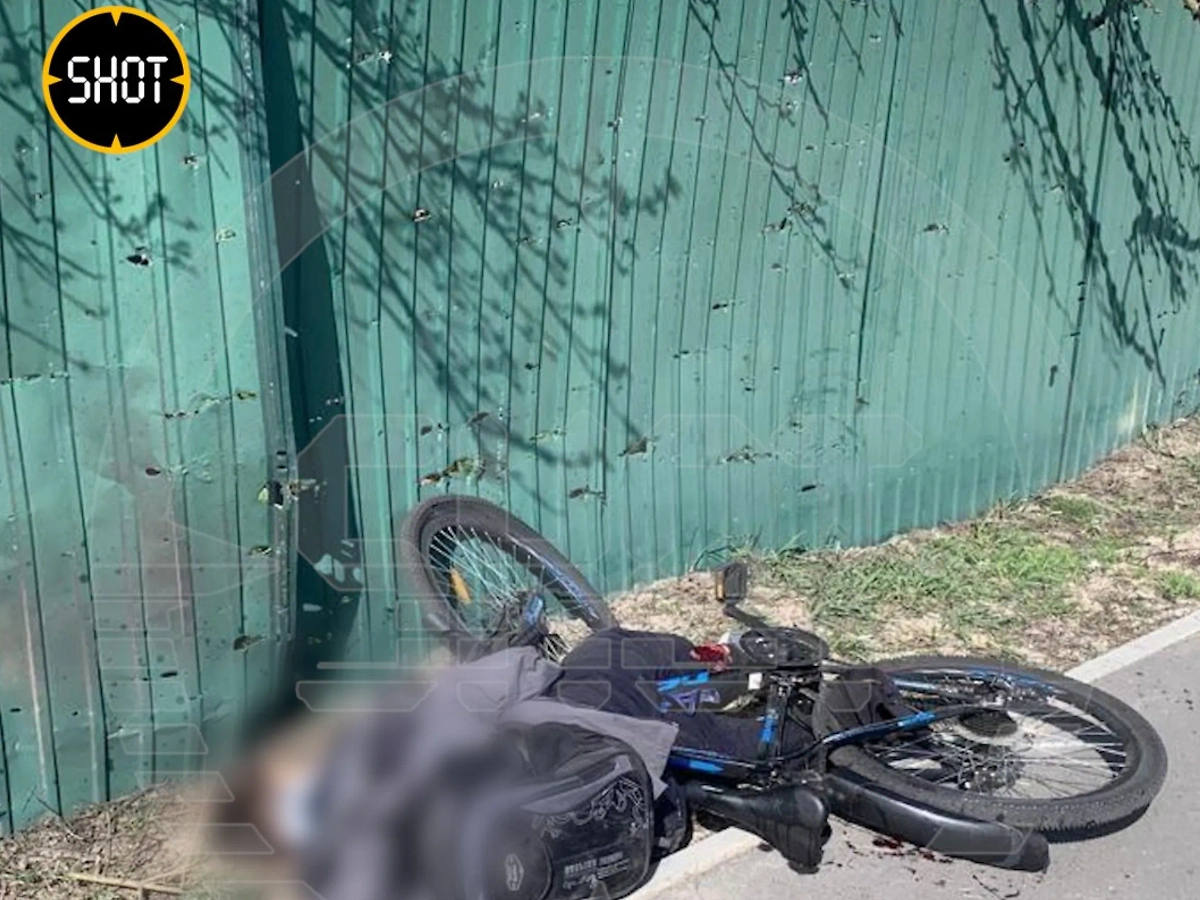 Погибший ребёнок, по-видимому, надеялся добраться до безопасного места на велосипеде. Обложка © SHOT