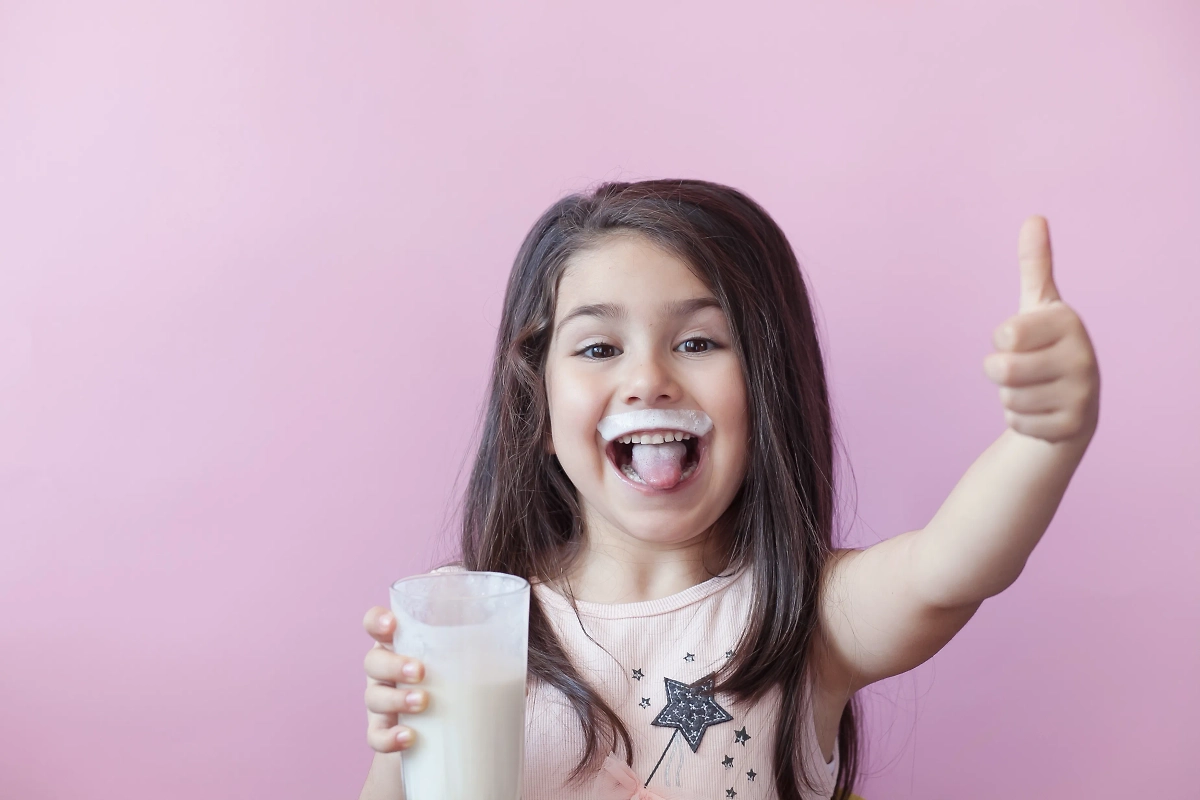 При выборе йогурта отдавайте предпочтение термофильным вариантам без вкусовых добавок. Обложка © Shutterstock / FOTODOM