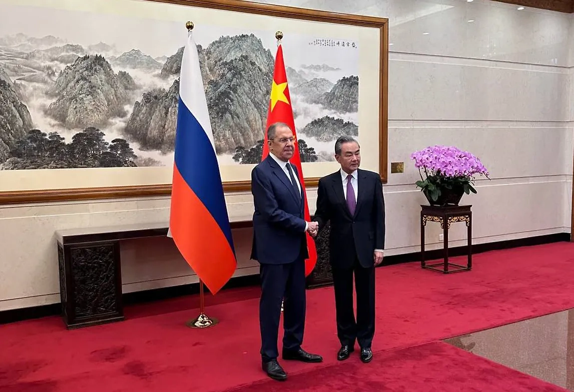 Переговоры министра иностранных дел России Сергея Лаврова с китайским коллегой Ваном И в правительственной резиденции Дяоюйтай. Обложка © Telegram / Мария Захарова