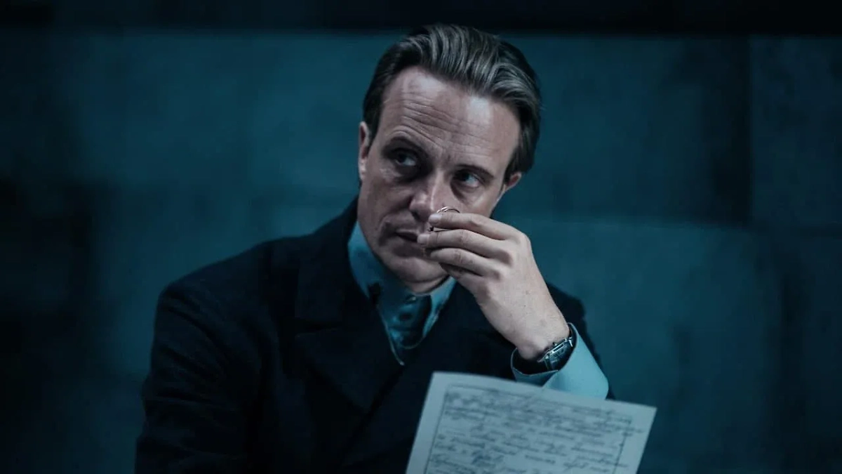 Аугуст Диль в роли Воланда. Обложка © «Мастер и Маргарита» (2023) реж. Михаил Лошкин, сценаристы Роман Кантор, Михаил Лошкин, Михал Булгаков / Kinopoisk