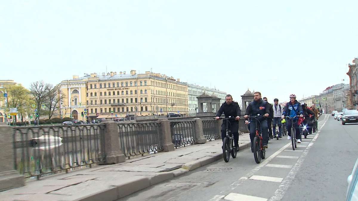 Велосипедная прогулка в Санкт-Петербурге. Обложка © Телеканал "Санкт-Петербург"