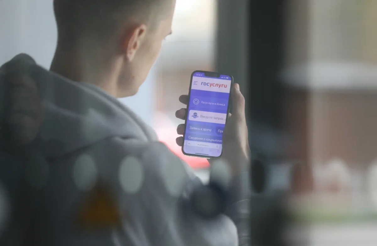 Стать обладателем электронного паспорта просто. Основное условие одно — на вашем смартфоне должно быть установлено приложение "Госуслуги". Обложка © Life.ru