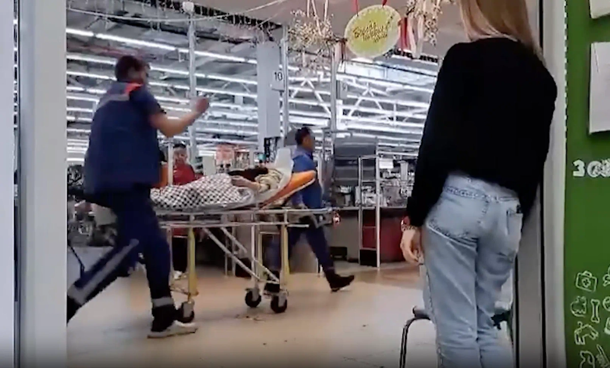 Девушка родила в туалете торгового центра в Белгородской области. Обложка © Telegram / Белгород № 1