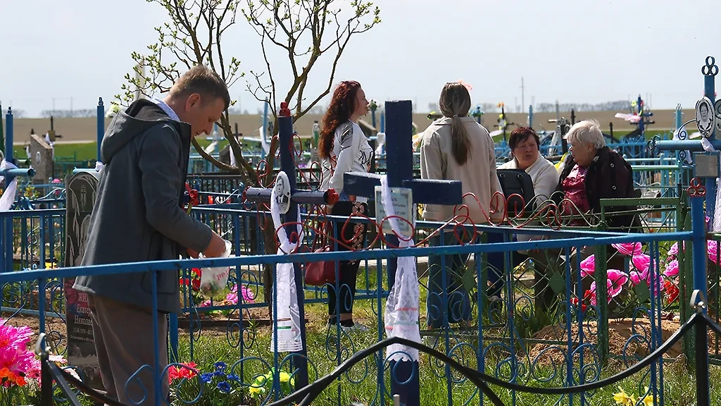 Чего нельзя делать на кладбище? Приметы и запреты. Обложка © ТАСС / Александр Щербак