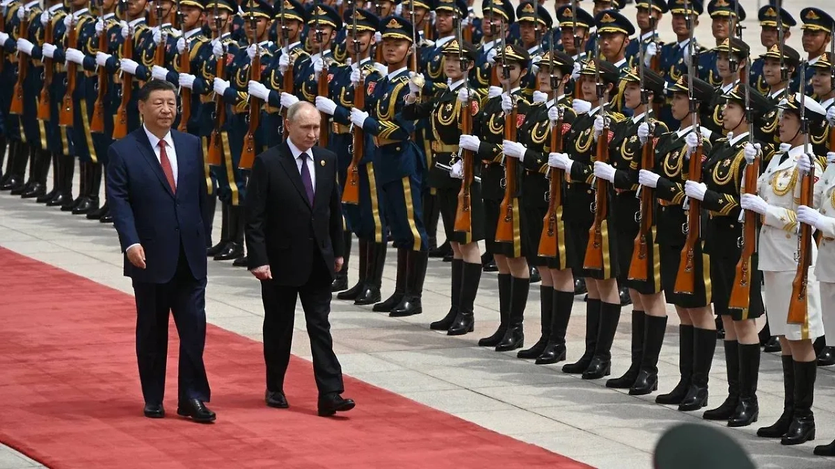 Си Цзиньпин и Владимир Путин в Пекине. Фото © Life.ru.