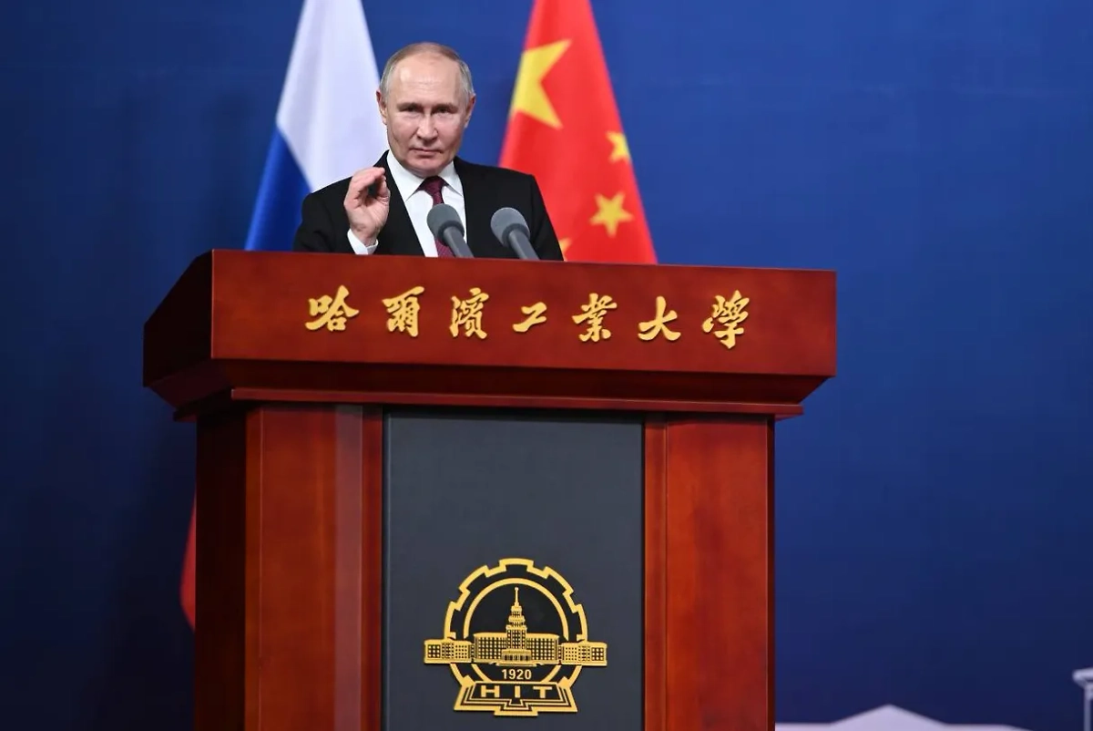 Президент РФ Владимир Путин. Обложка © Life.ru / Павел Баранов