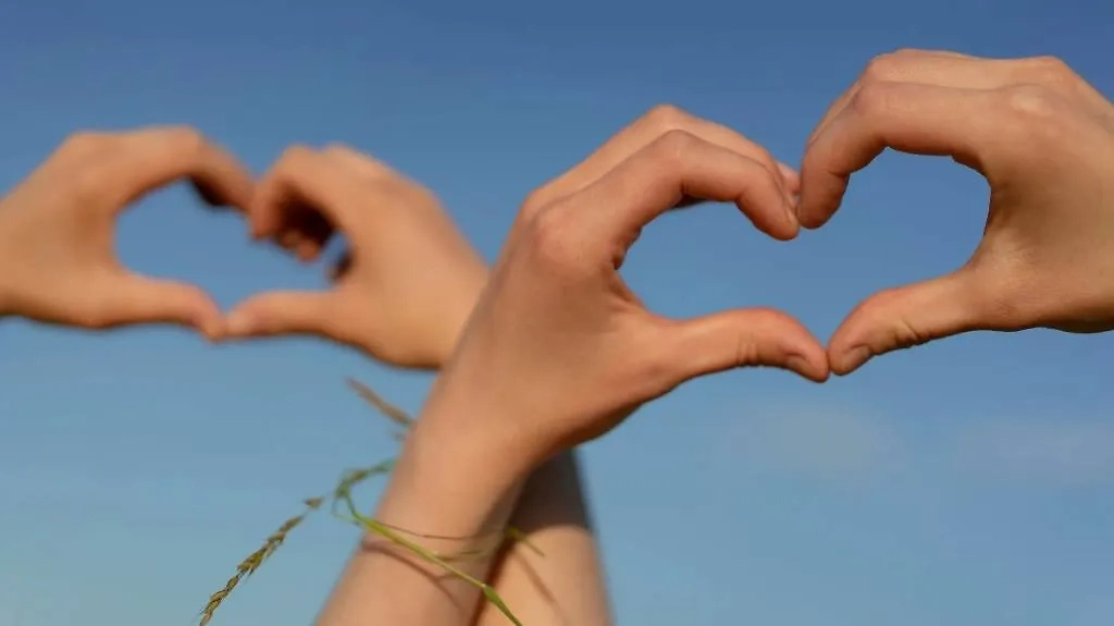 Россиянам рассказали, как защитить кожу рук с наступлением майского солнца. Обложка © Freepik