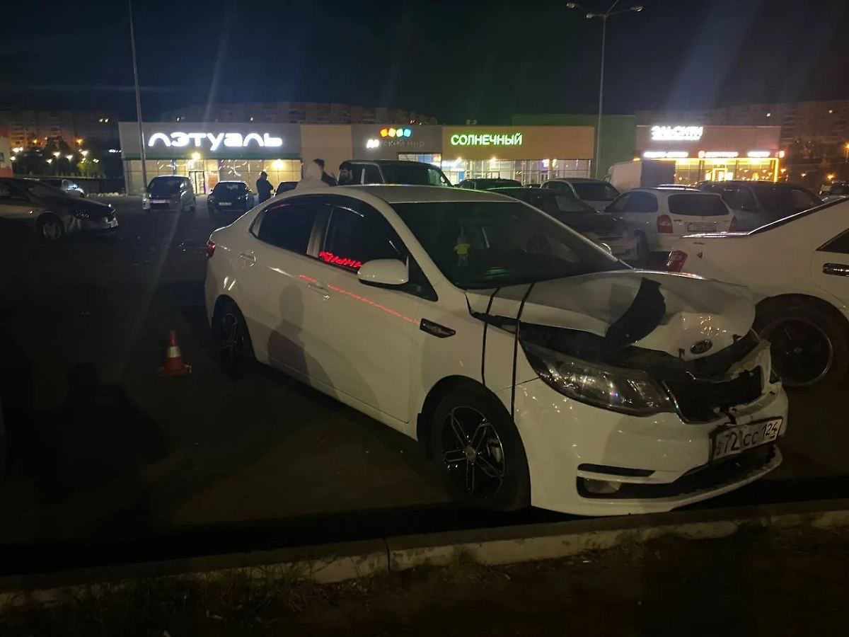 Один из повреждённых подростком автомобилей на стоянке в микрорайоне Солнечном в Красноярске. Фото © Telegram / "МВД 24"