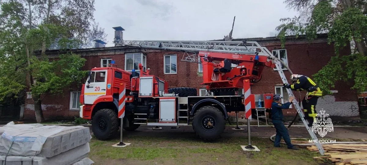 Работа МЧС на месте пожара в Красноярске. Фото © Telegram / МЧС Красноярского края