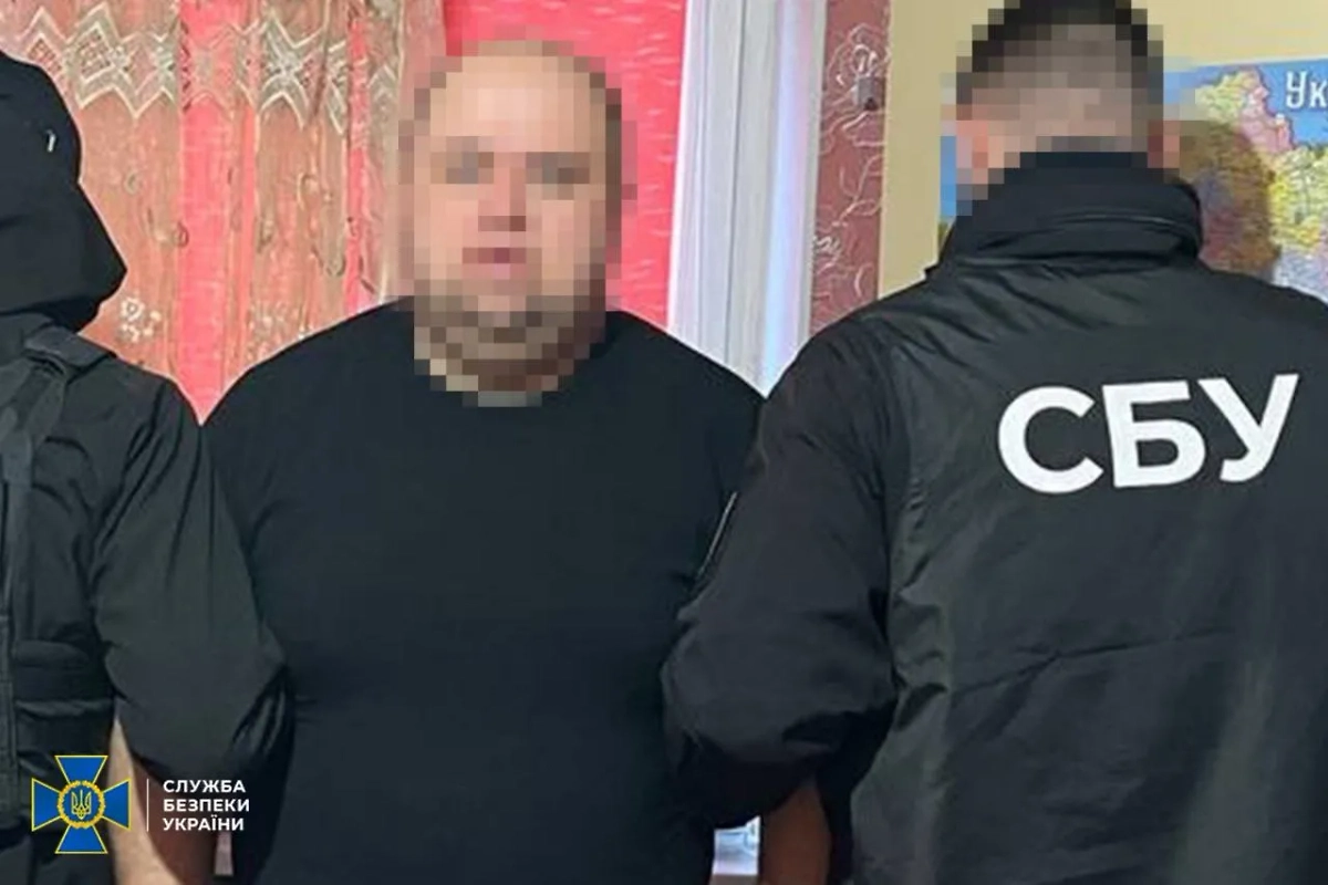 Один из причастных к банде, которая продавала трофейное оружие. Фото © Telegram / СБУ