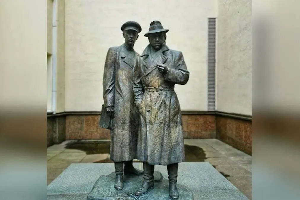 Памятник Глебу Жеглову и Владимиру Шарапову в Киеве на улице Академика Богомольца. Обложка © Telegram / УНН