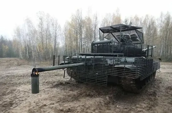 Танк с защищающим от атак дронов "мангалом". Обложка © VK / Великая Евразия