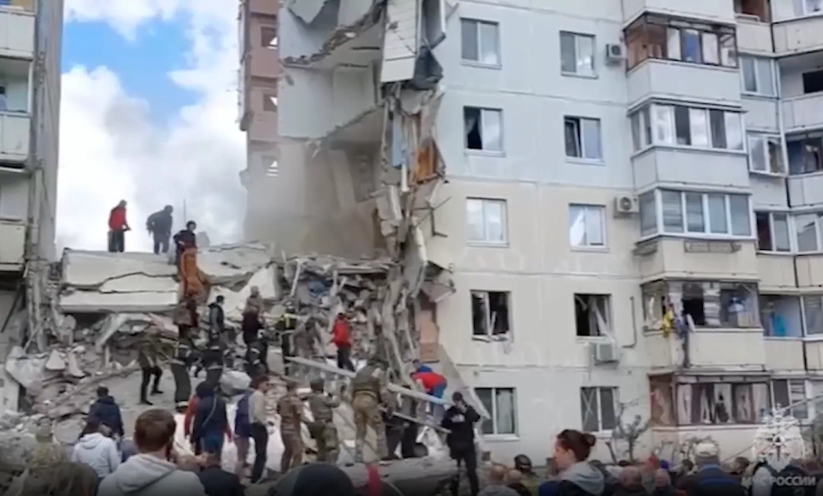 Дом в Белгороде после прилёта снаряда ВСУ. Обложка © Telegram / МЧС России