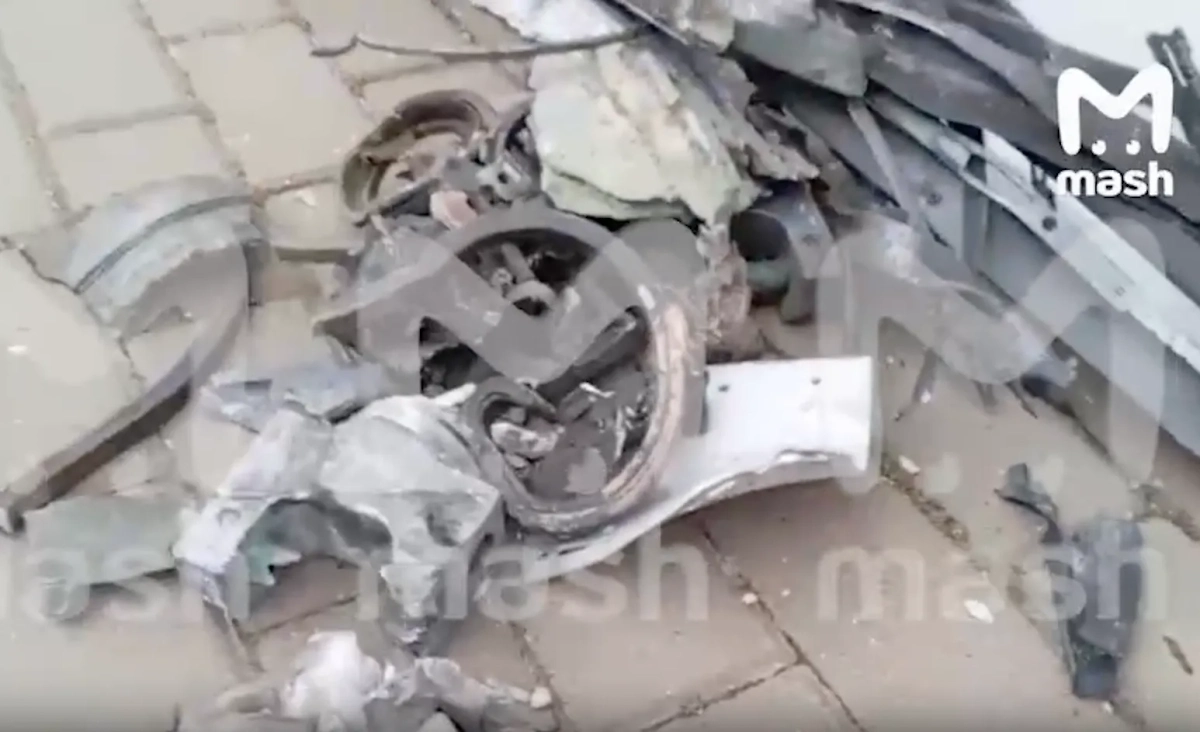 В Белгороде нашли обломки, предположительно, "Точки-У" у места ЧП в Белгороде. Видео © Telegram / Mash