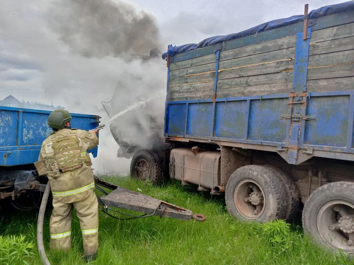 Пожарный тушит КамАЗ в Курской области. Фото © Telegram / Курская область