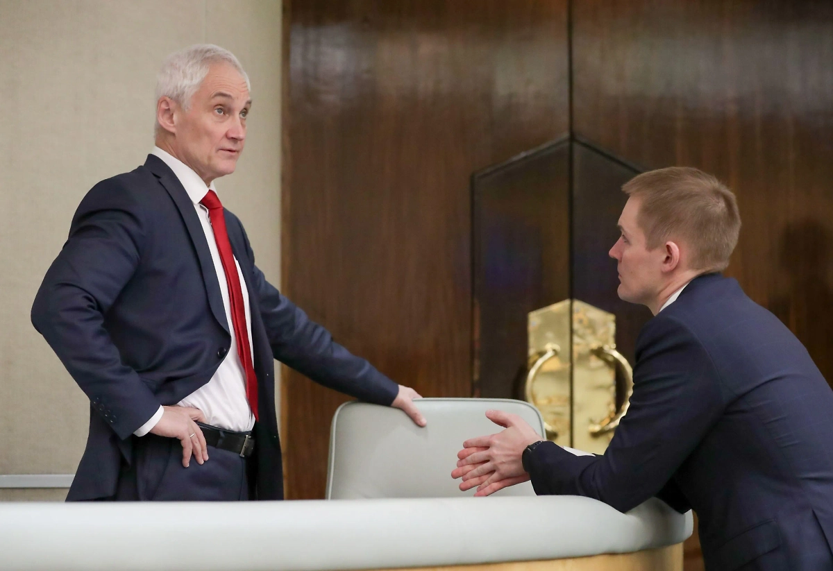 Владимир Путин предложил назначить на пост министра обороны России Андрея Белоусова (слева). Обложка © АГН "Москва"