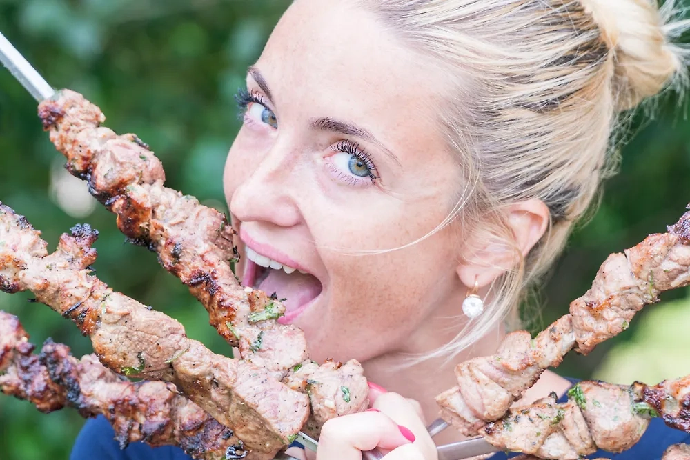 Женщина подавилась шашлыком, и её чудом спасли. Обложка © Shutterstock / FOTODOM