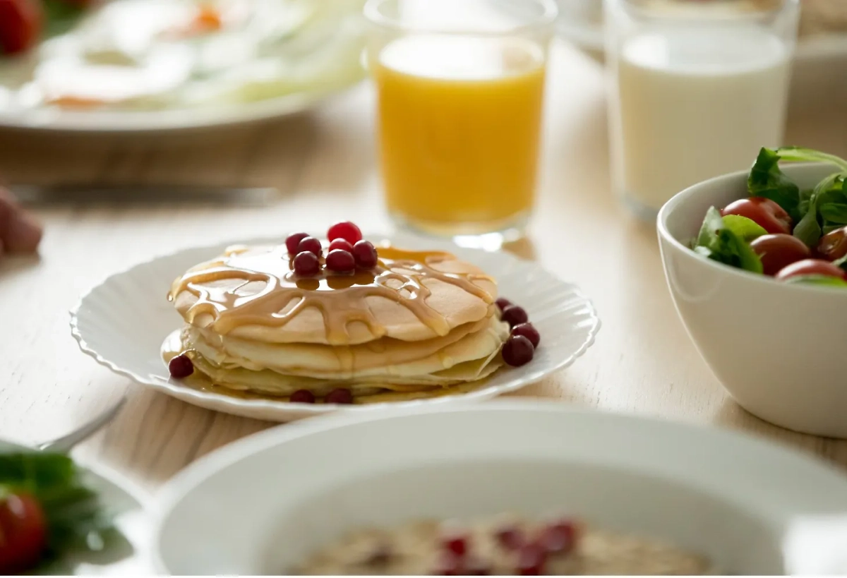 Хлопья с молоком, крупы быстрого приготовления, фруктовые соки и смузи, блины не подходят для завтрака. Обложка © Freepik / yanalya