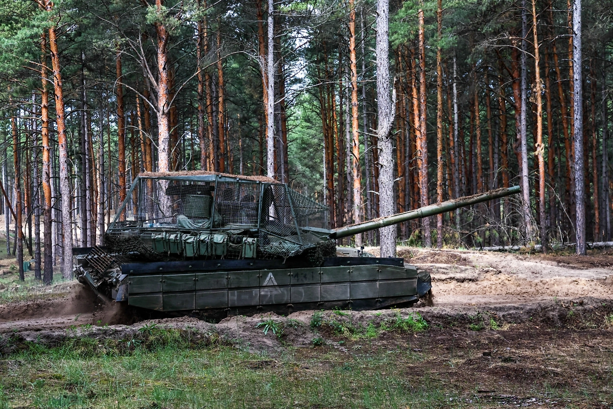 Боевая работа экипажа танка Т-90М "Прорыв" в зоне СВО. Фото © ТАСС / Алексей Коновалов