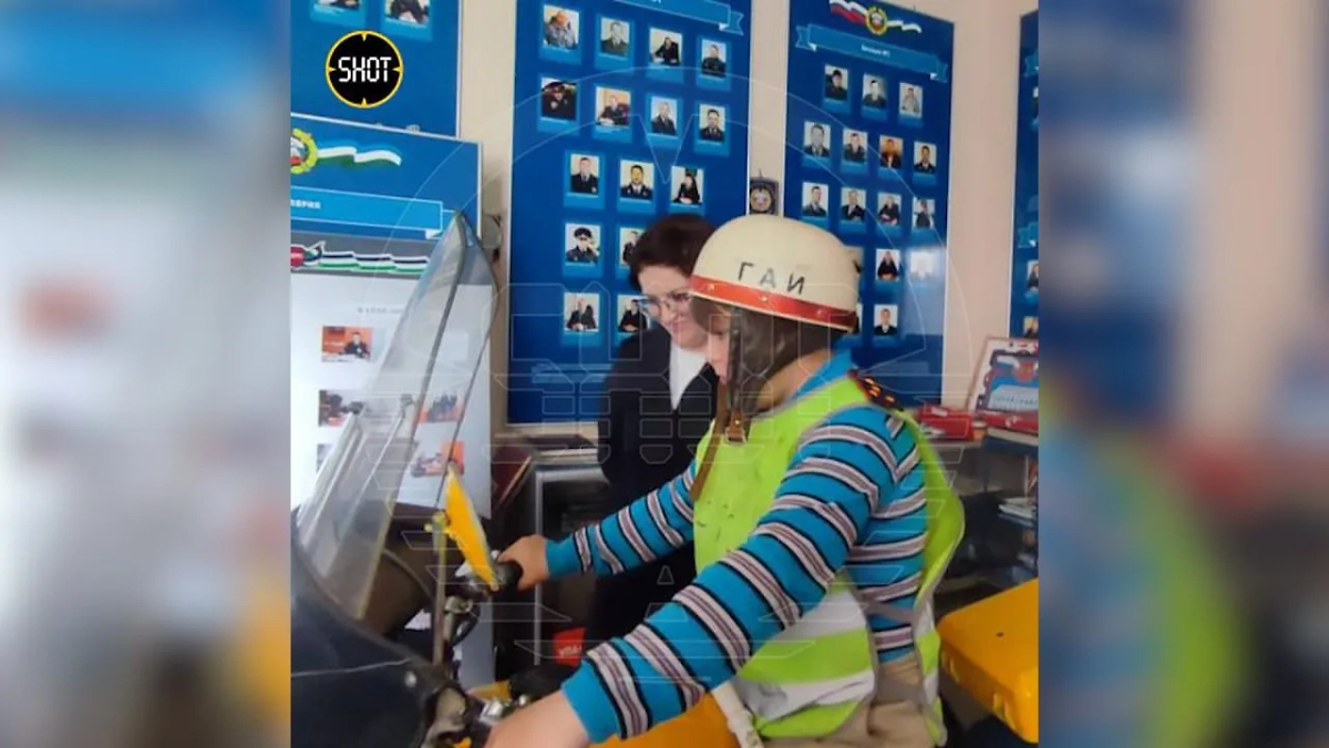 Школьник из Уфы, который мечтает стать инспектором ДПС. Фото © Telegram / SHOT