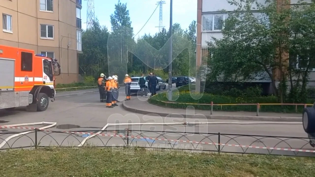 Оцепленная территория около дома в Петербурге, где забаррикадировался стрелок. Фото © Telegram / Mash на Мойке