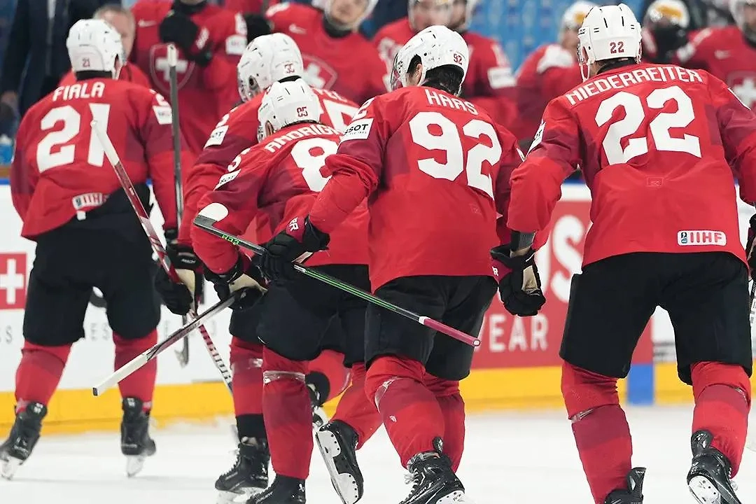 Хоккеисты сборной Швейцарии. Обложка © Х / Swiss Ice Hockey