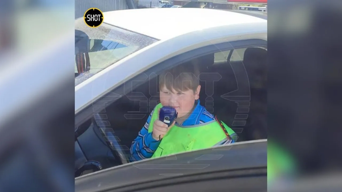 Школьник из Уфы, который мечтает стать инспектором ДПС. Фото © Telegram / SHOT