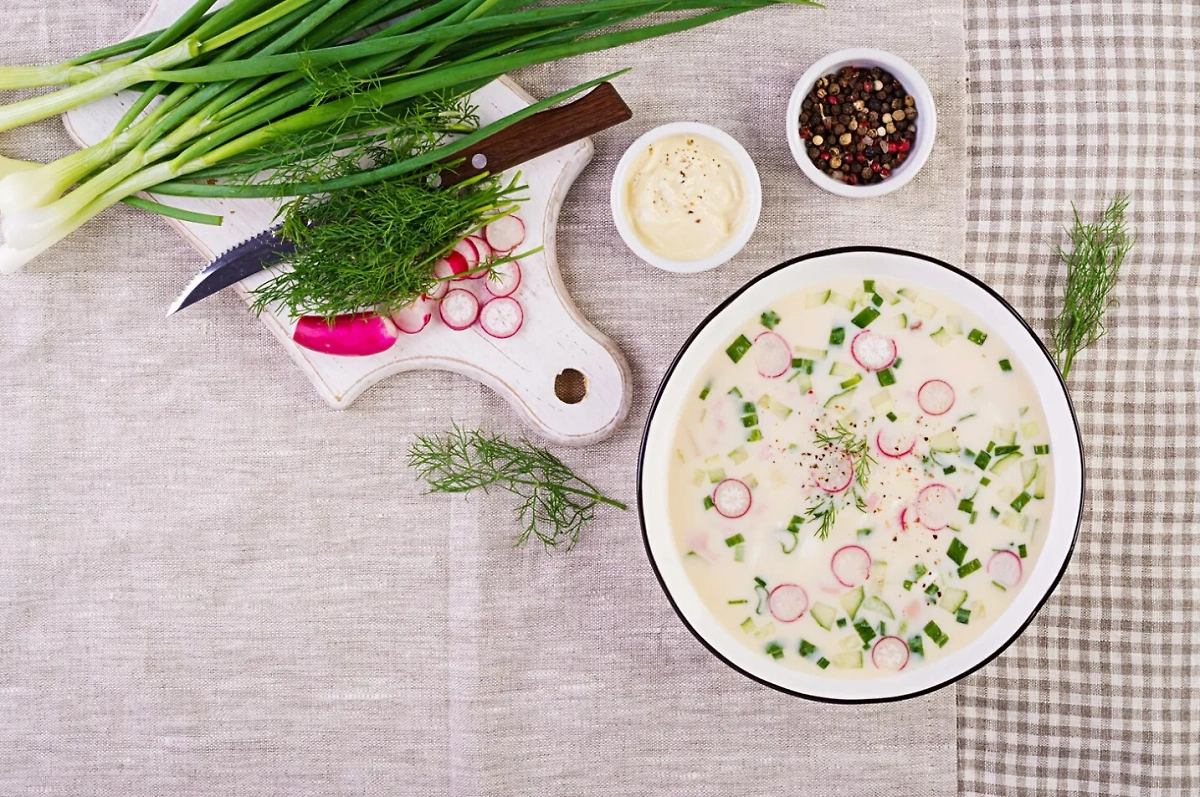 Окрошка обойдётся россиянам в 85 рублей в 2024 году. Обложка © Freepik.com/timolina