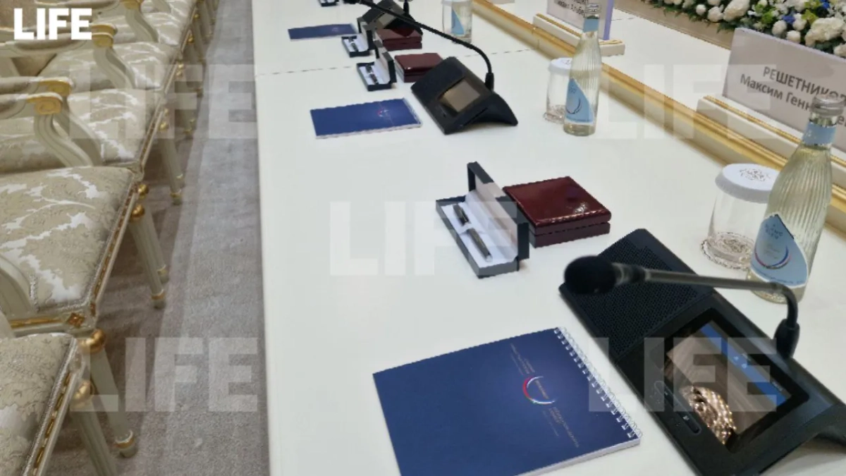 На переговорах в Ташкенте российской делегации подарили именные ручки. Фото © Life.ru