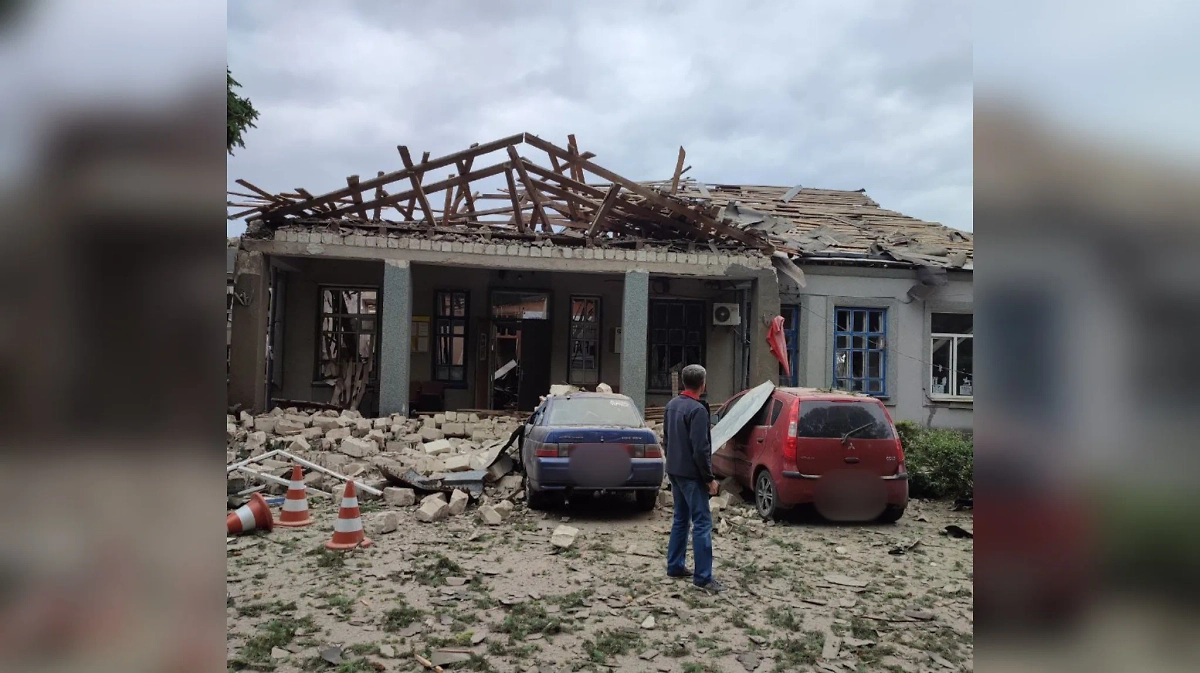 Разрушенное здание социального фонда в селе под Херсоном. Обложка © Telegram / Владимир Сальдо