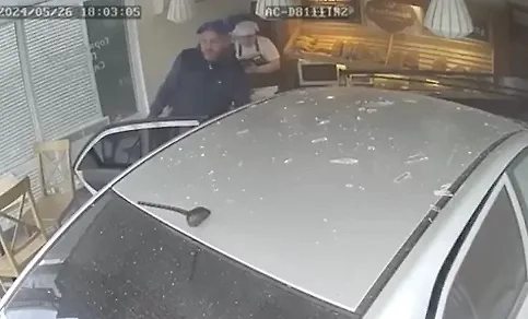 В Перми водитель разнёс павильон пекарни и остановился у кассы. Обложка © Telegram / SHOT