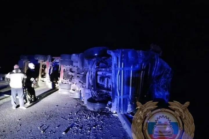 На трассе под Саратовом попала в ДТП автоцистерна с опасным грузом. Обложка © УГИБДД по Саратовской области