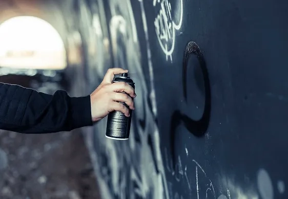 Вандалы испортили портреты героев СВО. Обложка © freepik