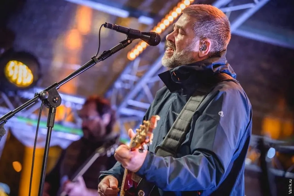 Группа "Сплин" на концерте. Обложка © VK / "Сплин"