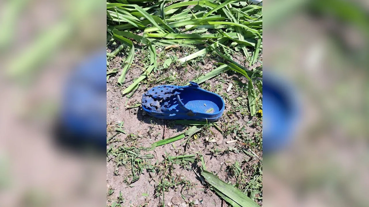 Тапочка мальчика, пострадавшего от боеприпаса в Белгородской области. Фото © Telegram / Настоящий Гладков