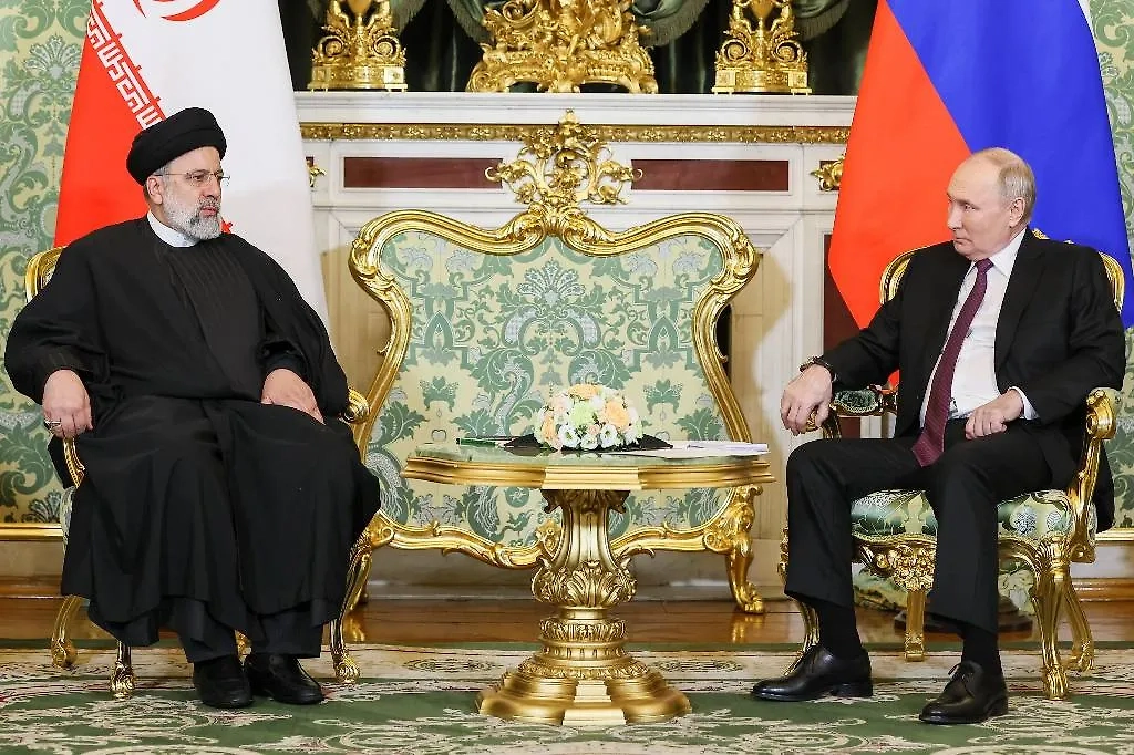 Встреча президента РФ Владимира Путина и президента Ирана Эбрахима Раиси в декабре 2023 года в Кремле. Обложка © ТАСС / Сергей Бобылев