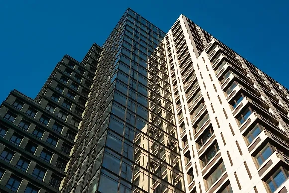 Мужчина упал с 9-го этажа в Ивантеевке. Обложка © freepik