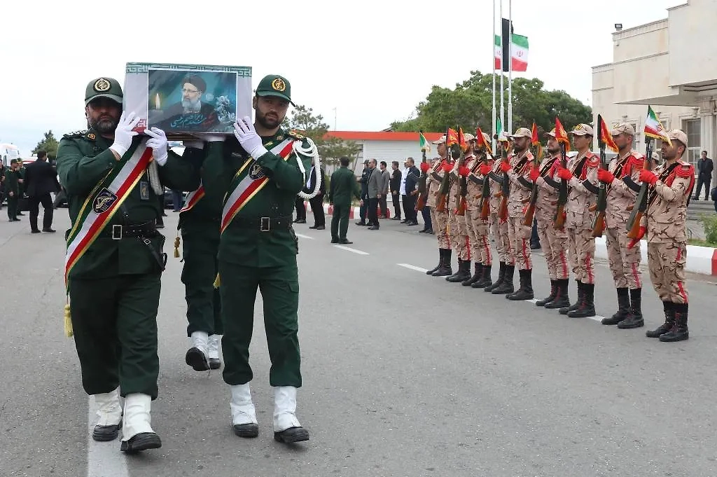 В Иране прощаются с главой страны Сейедом Эбрахимом Раиси. Обложка © ТАСС / АР