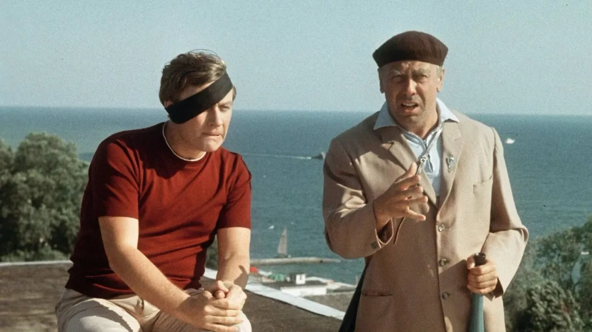 Персонаж из картины "Бриллиантовая рука" работал экономистом. Кадр из фильма "Бриллиантовая рука", режиссёр Леонид Гайдай, сценаристы Яков Костюковский, Морис Слободской / Kinopoisk