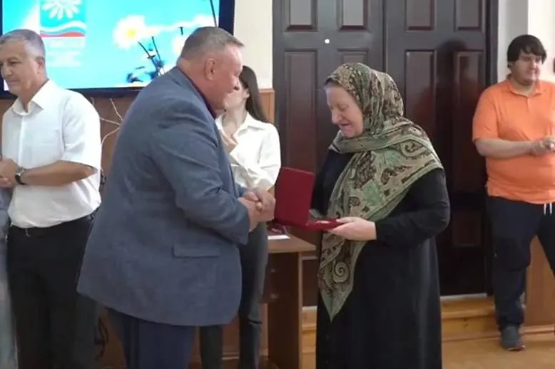 Написат Камилова получает орден "Мать-героиня" за воспитание десятерых детей. Фото © Telegram / Администрация г. Каспийска