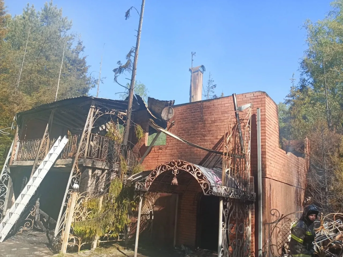 Коттедж в СНТ "Снегирь" в истринском округе, где нашли шесть сгоревших тел. Обложка © Telegram / ГСУ СК России по Московской области