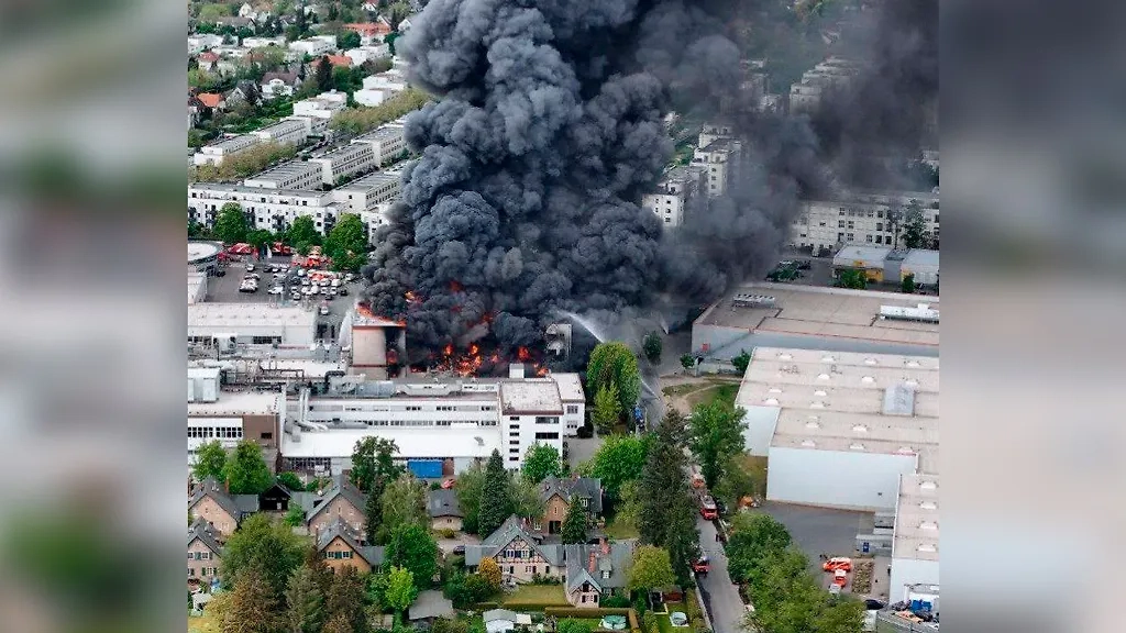 Пожар в Берлине. Обложка © X / Lady_Di_W