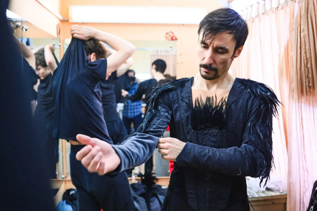 В Перми партию чёрных лебедей в "Лебедином озере" исполнят мужчины. Фото © Telegram / Пермский театр оперы и балета