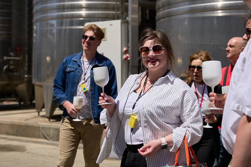 Дарья Молодцова с мужем и друзьями в винодельне на Кубани. Фото © Предоставлено Life.ru / Ташматова Наталья