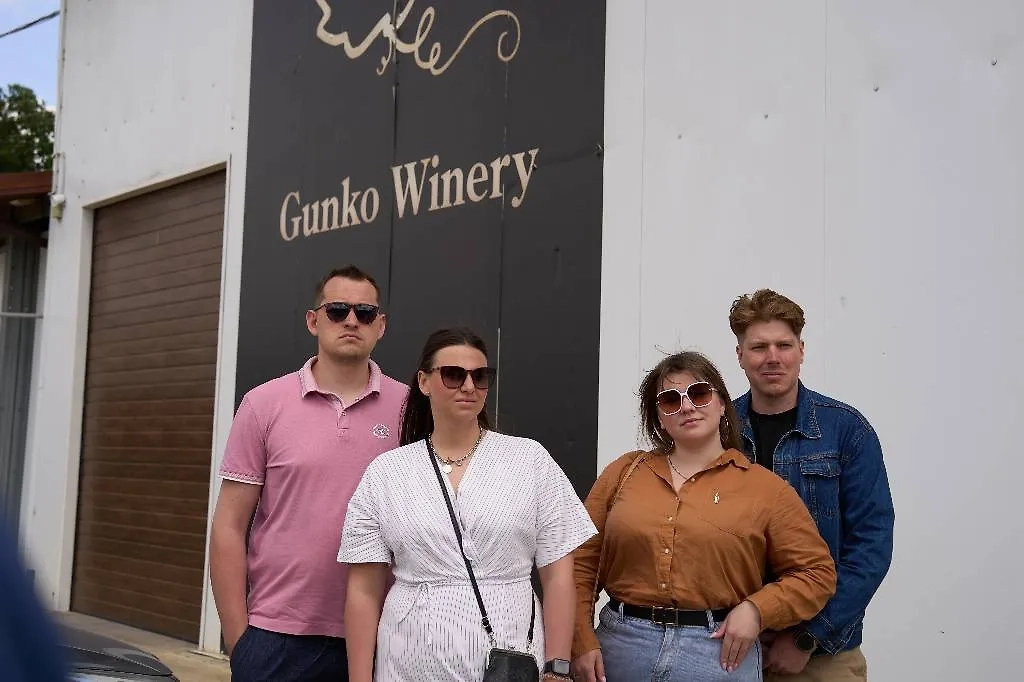 Дарья Молодцова с мужем и друзьями в винодельне на Кубани. Фото © Предоставлено Life.ru / Ташматова Наталья