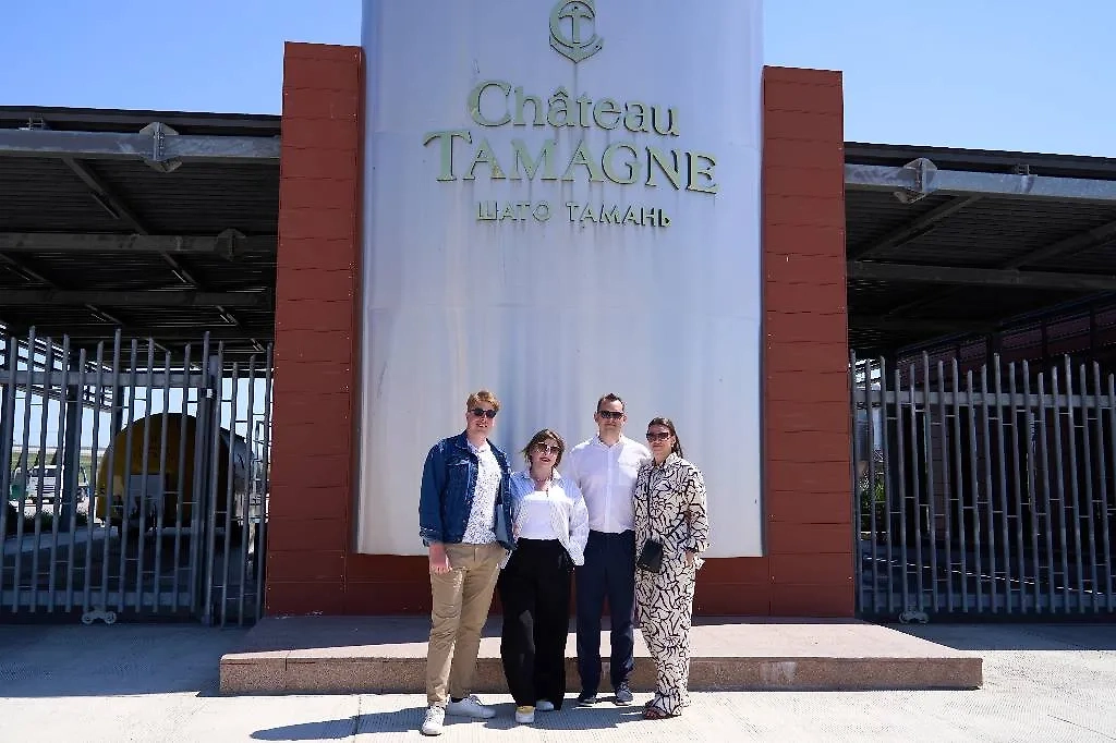 Дарья Молодцова с мужем и друзьями в винодельне на Кубани. Фото © Предоставлено Life.ru / Ташматова Наталья