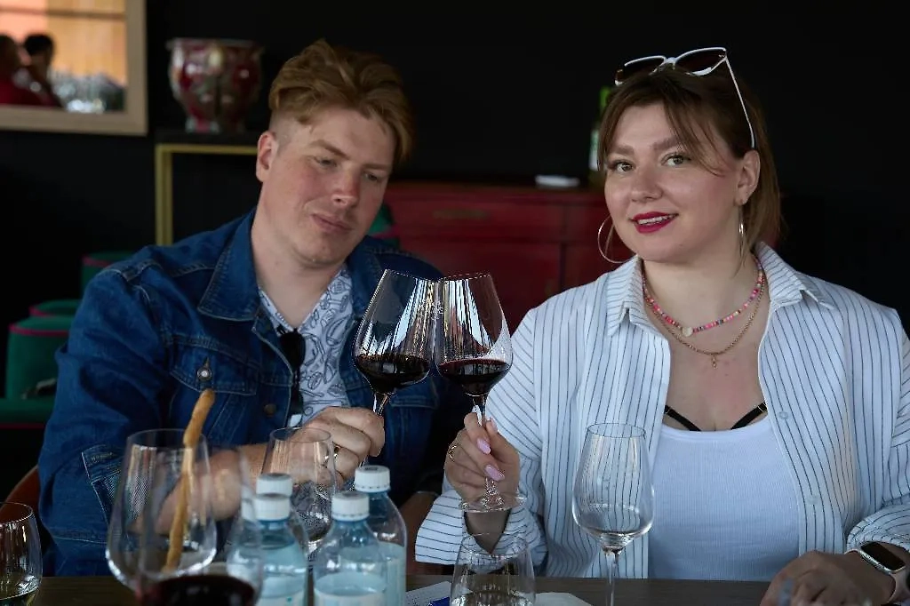 Дарья Молодцова с мужем и друзьями в винодельне на Кубани. Фото © Предоставлено Life.ru / Ташматова Наталья