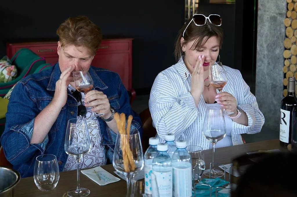 Дарья Молодцова с мужем и друзьями в винодельне на Кубани. Фото © Предоставлено Life.ru / Ташматова Наталья